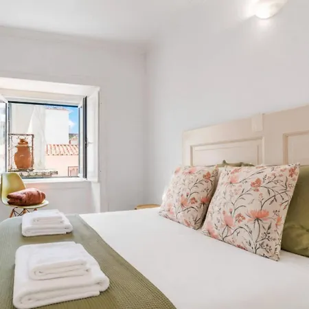 Sunny Balcony In Historic | Homeful Homes * Lisboa