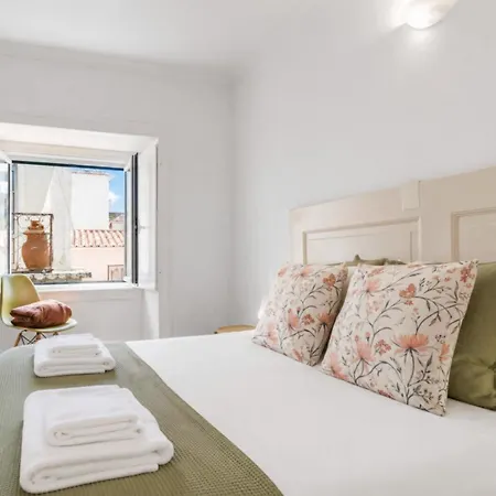 Sunny Balcony In Historic | Homeful Homes Daire Lisboa