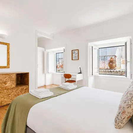 Sunny Balcony In Historic | Homeful Homes Lisboa